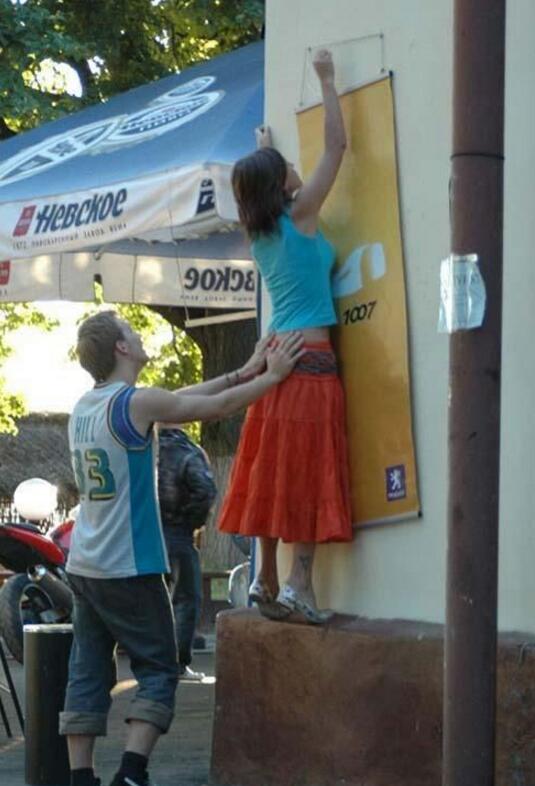 趁机揩油的男同事人物gif搞笑图片