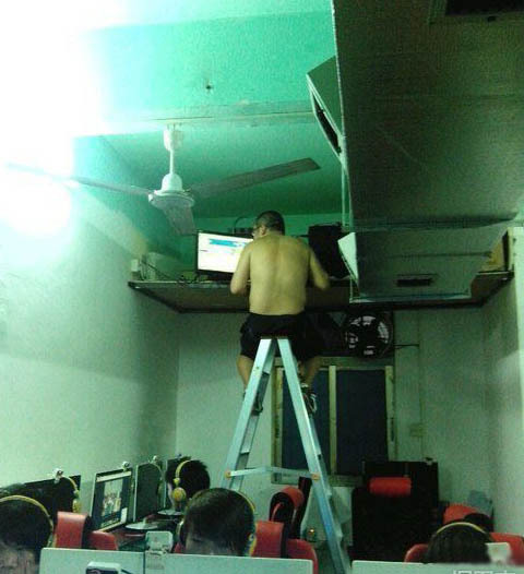 网吧老板真神人人物gif搞笑图片