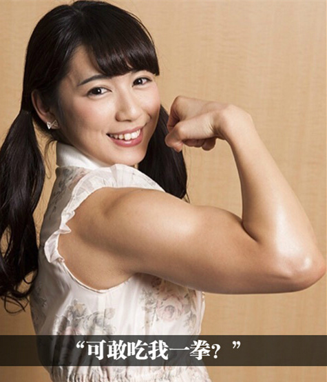 总觉得她们在舞台上唱着跳着，突然就会放大招把观众轰飞人物gif搞笑图片