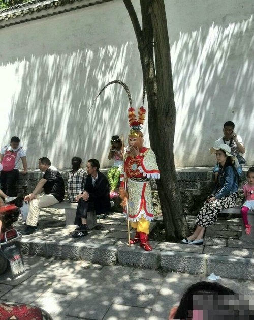 等了那么久师傅还不来，抽支烟先。。。人物gif搞笑图片