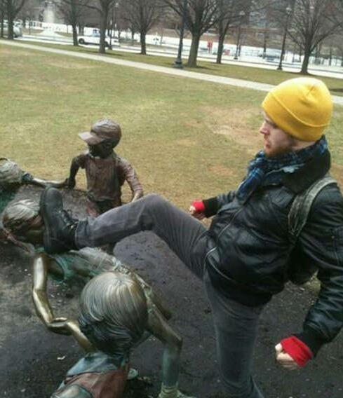 欺负雕塑算什么本事人物gif搞笑图片