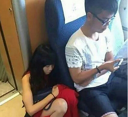 一个女的坐我旁边，烦人人物gif搞笑图片