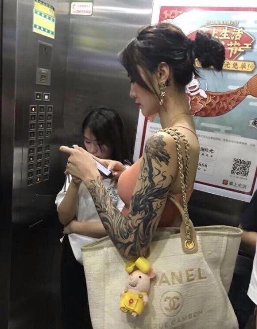 好看的女人纹身是艺术，不好看的女人纹身是手术人物gif搞笑图片