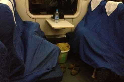 软座变软卧的俩神人人物gif搞笑图片