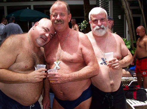 瞬间邪恶了。大叔，你能在骚点么？人物gif搞笑图片