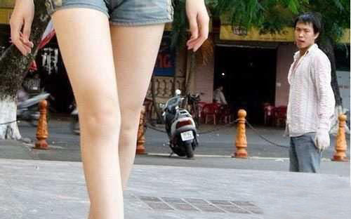 看到长腿妹子要不要这么流口水？人物gif搞笑图片