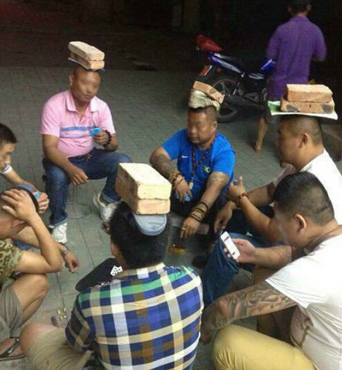 哥们之间要不要玩这么大人物gif搞笑图片