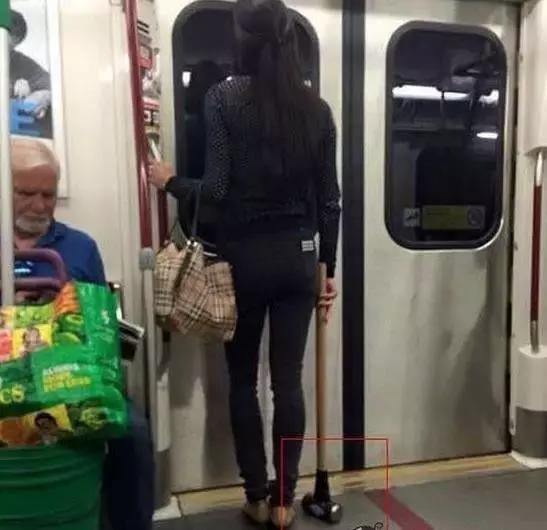 从来不和男人红脸的妹纸人物gif搞笑图片