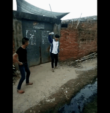 骚年技术还是可以的人物gif搞笑图片