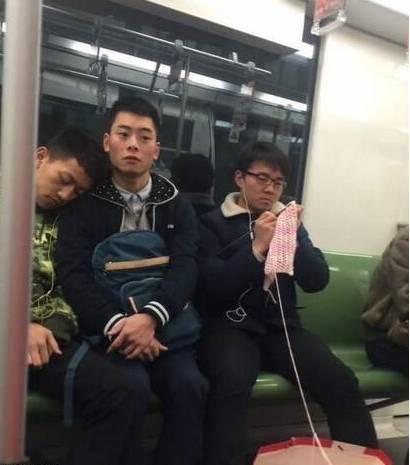 地铁上的少女心大叔人物gif搞笑图片