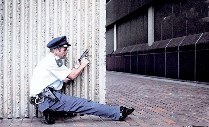 擦亮鞋子的用途人物gif搞笑图片