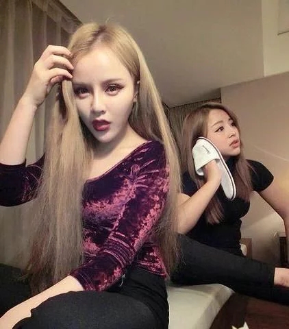 好清纯的外国妹子啊，应该是混血人物gif搞笑图片