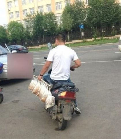 送外卖的神人，霸气侧漏啊！人物gif搞笑图片