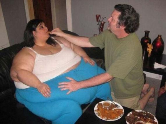 爱她就喂她吃，恨她就一直喂她吃人物gif搞笑图片