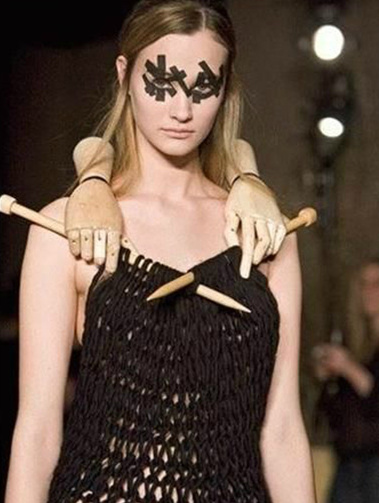 死因：拥抱人物gif搞笑图片