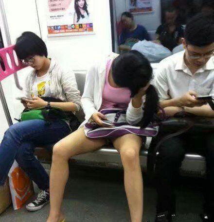 大姐你这地铁坐的，腿分的太大了，一个人占了两个座人物gif搞笑图片