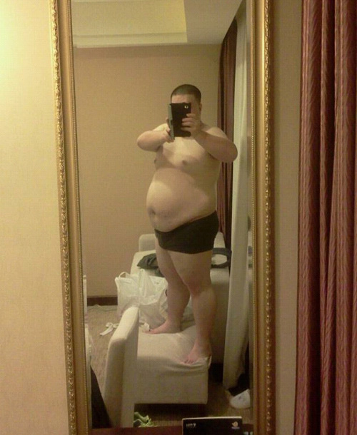 大叔秀大肚子人物gif搞笑图片