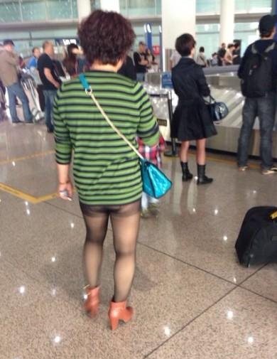 机场遇到的销魂大姐人物gif搞笑图片