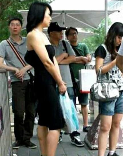 此女真的不一般，竟然前后都是胸器人物gif搞笑图片