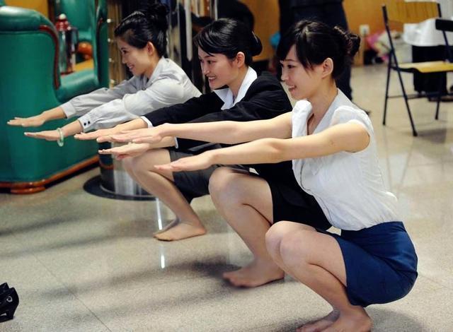 当个服务员容易吗？人物gif搞笑图片