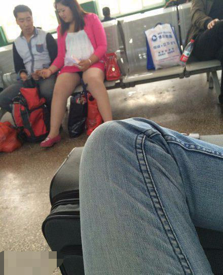 姑娘，穿裙子真的不适合这么坐着人物gif搞笑图片