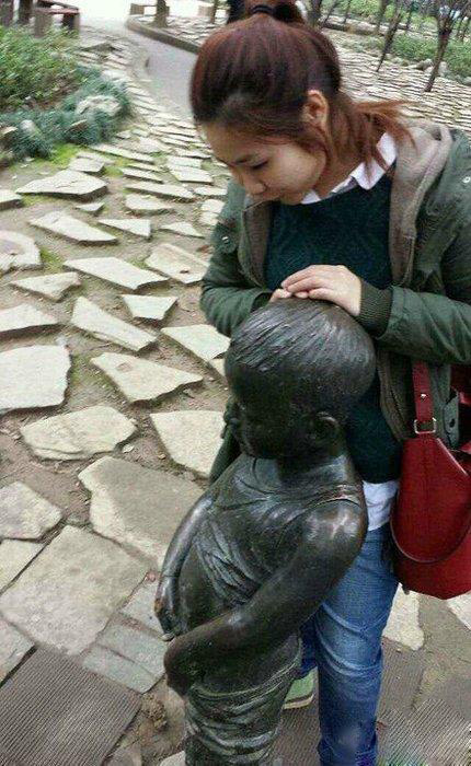 妹子看够了没，不觉得害臊啊人物gif搞笑图片