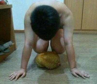 小伙子这是犯了什么错？人物gif搞笑图片