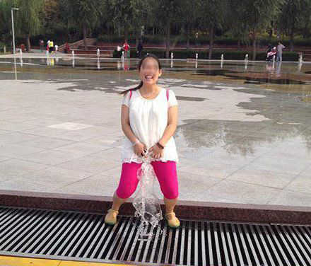 当众大小便可耻！人物gif搞笑图片