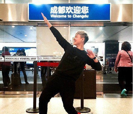 小伙砸，你又不是超人，装什么装人物gif搞笑图片