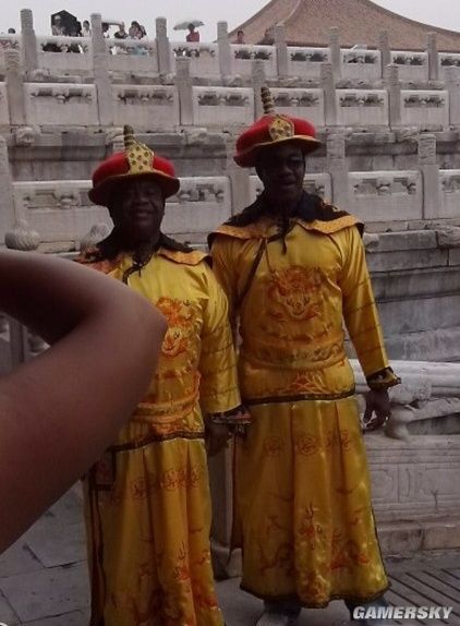 这也忒儿热了，给皇上都晒黑了人物gif搞笑图片