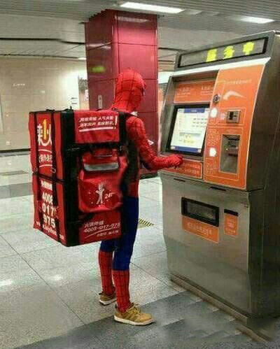 比起土豪漫威英雄，蜘蛛侠的业余生活让人心酸人物gif搞笑图片