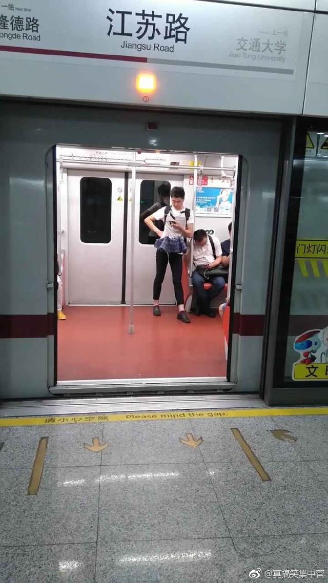 这小花裙，老别致了人物gif搞笑图片