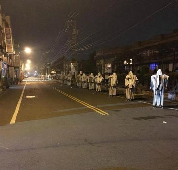 要是有一天，你放工回家，看到此情此景，你会？人物gif搞笑图片