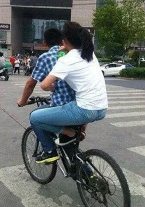 妹子的技术不错喔人物gif搞笑图片