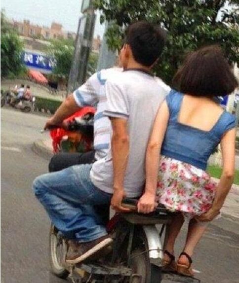 前面的好好骑车，别把我妹摔了人物gif搞笑图片