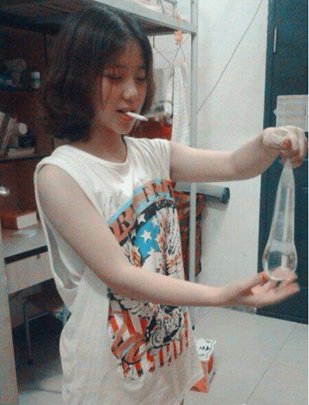 妹子你的节操碎了一地人物gif搞笑图片