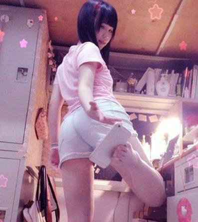 现在妹子的自拍方式真是千奇百怪人物gif搞笑图片