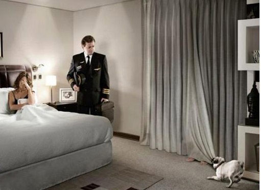 多事的狗狗，白喂你吃肉了人物gif搞笑图片