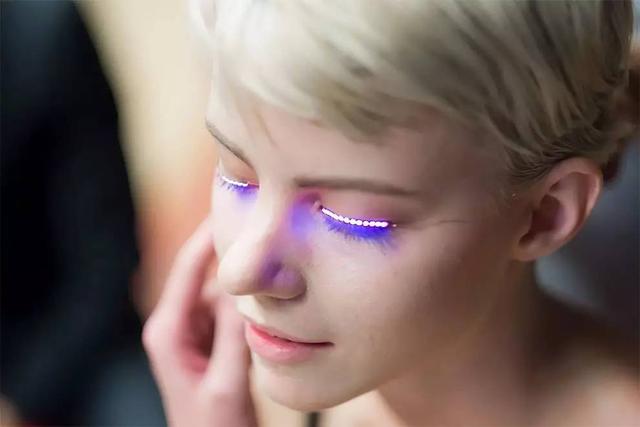 有LED的假睫毛人物gif搞笑图片