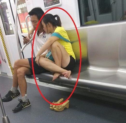 在地铁上这么秀恩爱真的好吗？人物gif搞笑图片