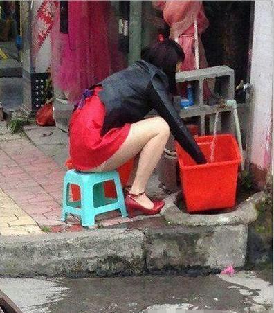 老婆啊，一大早的你能不能别穿成这样？我的脸往哪里搁？人物gif搞笑图片