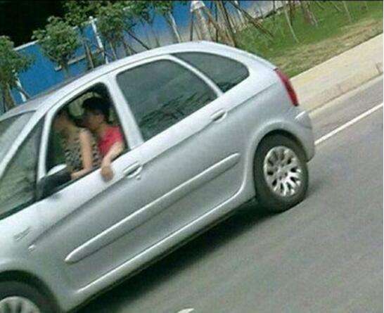 自动档的车人物gif搞笑图片