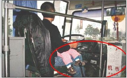 抱着孩子开公交你行吗？人物gif搞笑图片