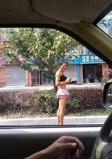 汽车窗外煞人的一幕人物gif搞笑图片