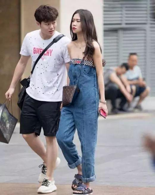 就好奇这样上厕所是不是得脱光人物gif搞笑图片