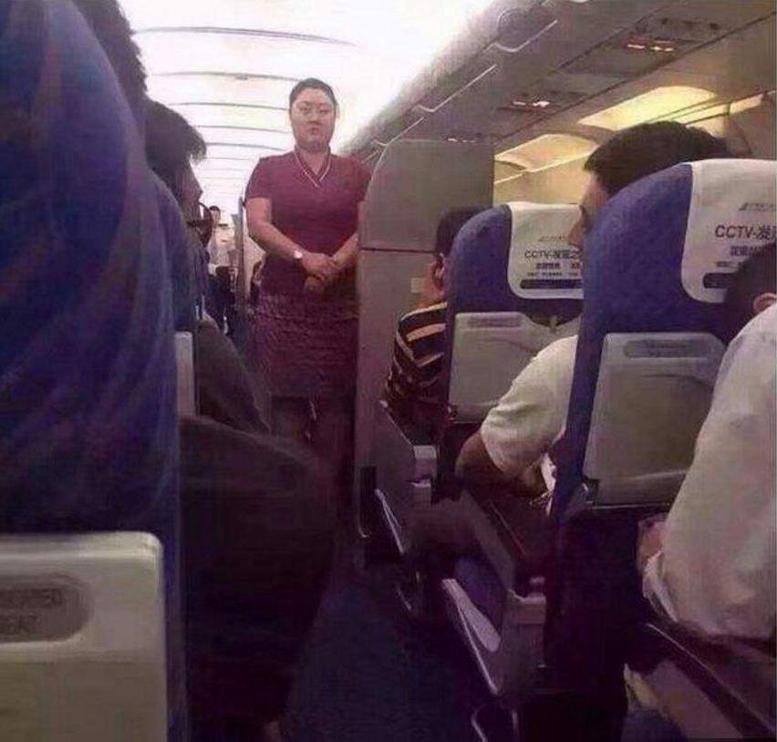 这位大姐怎么应聘上空姐的，我很纠结人物gif搞笑图片