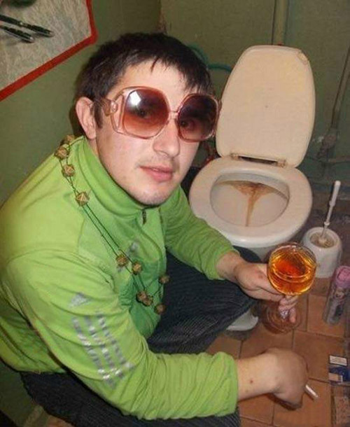 一杯一杯我也不会醉，满脸都是爱情的泪人物gif搞笑图片