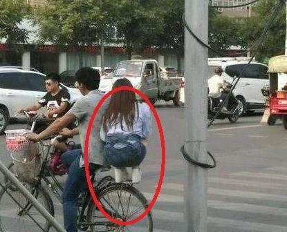 我就喜欢蹲着，怎么着吧！人物gif搞笑图片