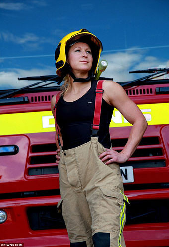 英女子成“世界最强悍女消防员”人物gif搞笑图片