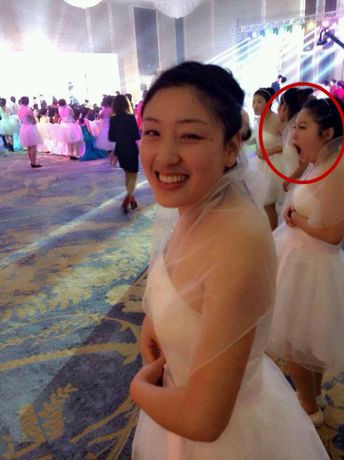 恭喜你抢镜成功，我的眼神再也离不开了人物gif搞笑图片